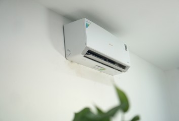 Tại sao bật điều hòa phải để hé cửa?